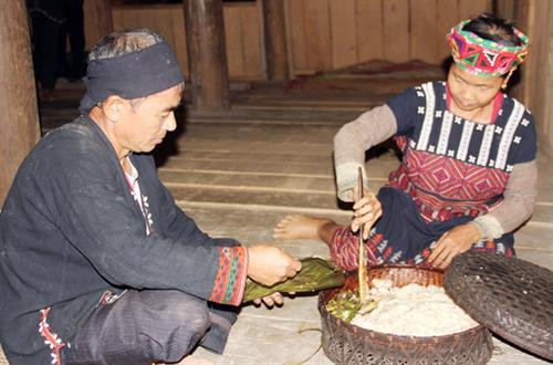 Gia chủ làm lễ giữ hồn lúa mẹ tại nương lúa. Sau khi gặt xong, các gia đình gùi lúa về nhà. Họ cùng nhau giã gạo để nấu cơm mới, chuẩn bị cho các nghi thức trong ngày hội. Chủ nương làm mâm lễ cúng mừng cơm mới. Chủ nhà dâng cơm mới mời tổ tiên về hưởng và phù hộ cho gia đình con cháu sang năm mùa màng bội thu, cuộc sống no đủ. Bà chủ nhà lấy cum lúa đè lên hồn vía lúa (dùng lá ngái bọc hồn vía lúa) giữ trên sàn gác. Mâm cơm mới dành cho vợ chồng chủ nhà theo đúng nghi thức. Người Xá Phó cùng nhau hát múa theo nghi thức truyền thống trong ngày tổ chức lễ hội “Già sợ da”. Gia chủ làm lễ giữ hồn lúa mẹ tại nương lúa. Sau khi gặt xong, các gia đình gùi lúa về nhà. Họ cùng nhau giã gạo để nấu cơm mới, chuẩn bị cho các nghi thức trong ngày hội. Chủ nương làm mâm lễ cúng mừng cơm mới. Chủ nhà dâng cơm mới mời tổ tiên về hưởng và phù hộ cho gia đình con cháu sang năm mùa màng bội thu, cuộc sống no đủ. Bà chủ nhà lấy cum lúa đè lên hồn vía lúa (dùng lá ngái bọc hồn vía lúa) giữ trên sàn gác. Mâm cơm mới dành cho vợ chồng chủ nhà theo đúng nghi thức. Người Xá Phó cùng nhau hát múa theo nghi thức truyền thống trong ngày tổ chức lễ hội “Già sợ da”.