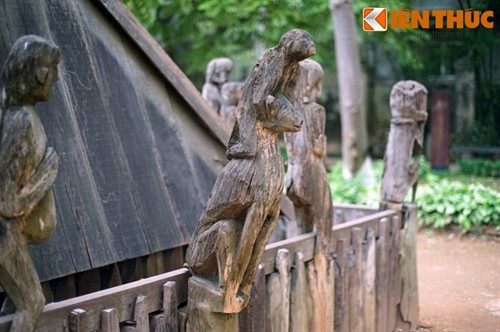 Hình tượng động vật cũng xuất hiện như tượng chim ó, tượng chó cõng khỉ…