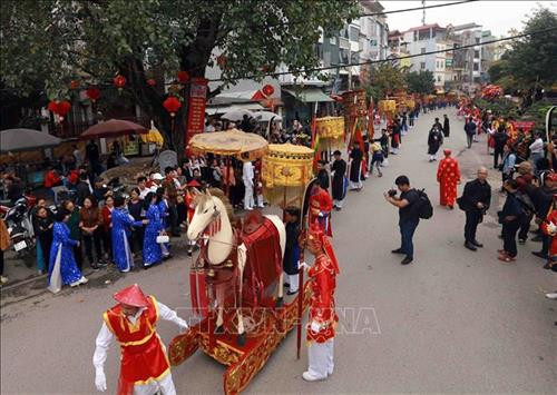 Đoàn rước đi qua trước chùa làng Triều Khúc. Ảnh: Hoàng Hùng - TTXVN Đoàn rước sang đình Sắc làm lễ. Ảnh: Hoàng Hùng - TTXVN Rước long bào nhà vua về hậu cung đình Đại. Ảnh: Hoàng Hùng - TTXVN Đoàn rước làm lễ trước chùa làng Triều Khúc. Ảnh: Hoàng Hùng - TTXVN Biểu diễn múa rồng tại hội làng. Ảnh: Hoàng Hùng - TTXVN Đoàn rước sang đình Sắc làm lễ. Ảnh: Hoàng Hùng - TTXVN Điệu múa cổ "Con đĩ đánh bồng" do các chàng trai trong làng Triều Khúc giả gái thực hiện thu hút đông đảo người xem. Ảnh: Hoàng Hùng - TTXVN Tương truyền khi xưa, Phùng Hưng sau khi đánh thắng giặc Đường thì nghỉ chân tại thành Tống Bình (làng Triều Khúc ngày nay). Ngài lệnh cho một số lính nam cải trang thành nữ múa để khích lệ tinh thần quân sĩ sau này điệu múa trở thành điệu múa có một không hai của hội làng Triều Khúc. Ảnh: Hoàng Hùng - TTXVN Đoàn rước đi qua trước chùa làng Triều Khúc. Ảnh: Hoàng Hùng - TTXVN Đoàn rước sang đình Sắc làm lễ. Ảnh: Hoàng Hùng - TTXVN Rước long bào nhà vua về hậu cung đình Đại. Ảnh: Hoàng Hùng - TTXVN Đoàn rước làm lễ trước chùa làng Triều Khúc. Ảnh: Hoàng Hùng - TTXVN Biểu diễn múa rồng tại hội làng. Ảnh: Hoàng Hùng - TTXVN Đoàn rước sang đình Sắc làm lễ. Ảnh: Hoàng Hùng - TTXVN Điệu múa cổ "Con đĩ đánh bồng" do các chàng trai trong làng Triều Khúc giả gái thực hiện thu hút đông đảo người xem. Ảnh: Hoàng Hùng - TTXVN Tương truyền khi xưa, Phùng Hưng sau khi đánh thắng giặc Đường thì nghỉ chân tại thành Tống Bình (làng Triều Khúc ngày nay). Ngài lệnh cho một số lính nam cải trang thành nữ múa để khích lệ tinh thần quân sĩ sau này điệu múa trở thành điệu múa có một không hai của hội làng Triều Khúc. Ảnh: Hoàng Hùng - TTXVN