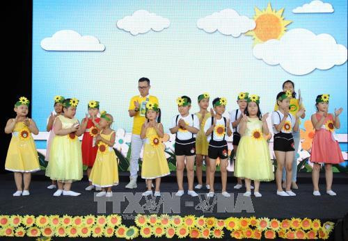 Các đại biểu cùng các bệnh nhi ung thư "cất tiếng hát" trong ngày hội. Ảnh: An Hiếu – TTXVN