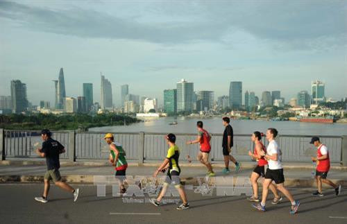 Các vận động viên trong nước và quốc tế tham gia tranh tài tại giải Marathon Quốc tế Thành phố Hồ Chí Minh Techcombank 2017. Ảnh: An Hiếu – TTXVN