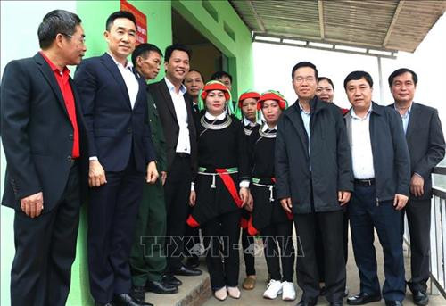 Trưởng ban Tuyên giáo Trung ương Võ Văn Thưởng thăm, tặng quà gia đình cựu chiến binh Lý Văn Bàn ở thôn Chấn Tiến, xã Cao Bồ, huyện Vị Xuyên vừa được xây dựng ngôi nhà mới theo chương trình hỗ trợ xây dựng nhà ở cho người có công của tỉnh Hà Giang. Ảnh: Minh Tâm-TTXVN