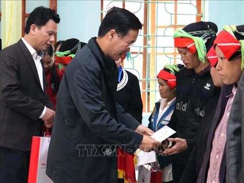 Trưởng ban Tuyên giáo Trung ương Võ Văn Thưởng tặng quà các hộ nghèo xã Cao Bồ, huyện Vị Xuyên. Ảnh: Minh Tâm-TTXVN