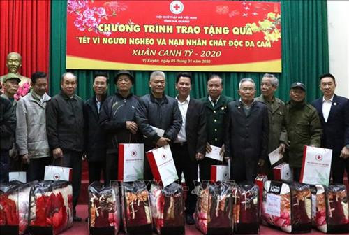 Trưởng ban Tuyên giáo Trung ương Võ Văn Thưởng tặng quà các gia đình nạn nhân chất độc da cam thị trấn Vị Xuyên, huyện Vị Xuyên. Ảnh: Minh Tâm-TTXVN