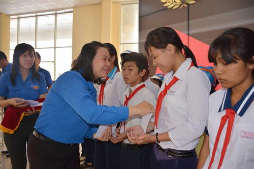 Trao học bổng cho học sinh. Ảnh: Hoài Thu – TTXVN Trao học bổng cho học sinh. Ảnh: Hoài Thu – TTXVN
