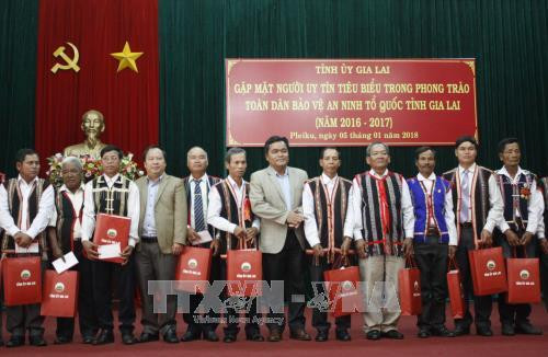 Các đồng chí lãnh đạo tỉnh Gia Lai tặng quà cho người có uy tín tại buổi gặp mặt. Ảnh minh họa: Dư Toán – TTXVN Các đồng chí lãnh đạo tỉnh Gia Lai tặng quà cho người có uy tín tại buổi gặp mặt. Ảnh minh họa: Dư Toán – TTXVN