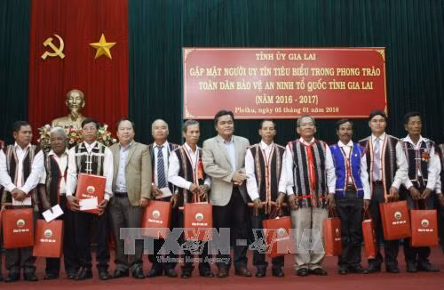 Các đồng chí lãnh đạo tỉnh Gia Lai tặng quà cho người có uy tín tại buổi gặp mặt. Ảnh minh họa: Dư Toán – TTXVN