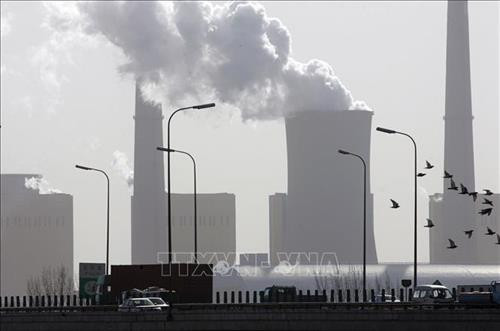 Khói bốc lên tại một nhà máy ở Bắc Kinh, Trung Quốc. Ảnh: AFP/TTXVN Khói bốc lên tại một nhà máy ở Bắc Kinh, Trung Quốc. Ảnh: AFP/TTXVN