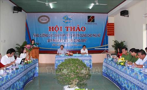 Ngày 18/4/2019, tại huyện Cư M’gar (Đắk Lắk), Trung ương Hội Liên hiệp phụ nữ Việt Nam phối hợp với Ngân hàng Nhà nước Việt Nam, Ngân hàng Nông nghiệp và Phát triển nông thôn Chi nhánh Đắk Lắk tổ chức Hội thảo Tăng cường các giải pháp tín dụng cho phụ nữ góp phần đẩy lùi tín dụng đen. Ảnh: Phạm Cường - TTXVN Ngày 18/4/2019, tại huyện Cư M’gar (Đắk Lắk), Trung ương Hội Liên hiệp phụ nữ Việt Nam phối hợp với Ngân hàng Nhà nước Việt Nam, Ngân hàng Nông nghiệp và Phát triển nông thôn Chi nhánh Đắk Lắk tổ chức Hội thảo Tăng cường các giải pháp tín dụng cho phụ nữ góp phần đẩy lùi tín dụng đen. Ảnh: Phạm Cường - TTXVN