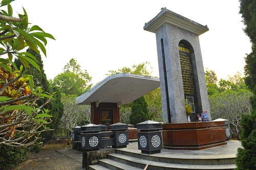 Phần mộ chí sĩ Huỳnh Thúc Kháng trên đỉnh núi Thiên Ấn.