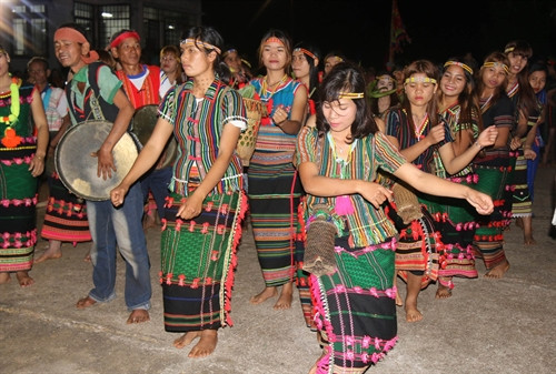 Tiết mục múa hát tại hội xuân. Ảnh: Ngọc Minh - TTXVN Tiết mục múa hát tại hội xuân. Ảnh: Ngọc Minh - TTXVN