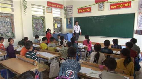 Trường Phổ thông dân tộc bán trú Tiểu học Thượng Phùng, xã Thượng Phùng, huyện Mèo Vạc (Hà Giang) được sửa chữa khang trang. Ảnh: Nguyễn Chiến – TTXVN Trường Phổ thông dân tộc bán trú Tiểu học Thượng Phùng, xã Thượng Phùng, huyện Mèo Vạc (Hà Giang) được sửa chữa khang trang. Ảnh: Nguyễn Chiến – TTXVN