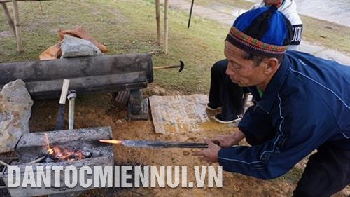 Sắt, thép được nung đỏ trước khi quai búa để rèn dao. Ảnh: Hoàng Tâm