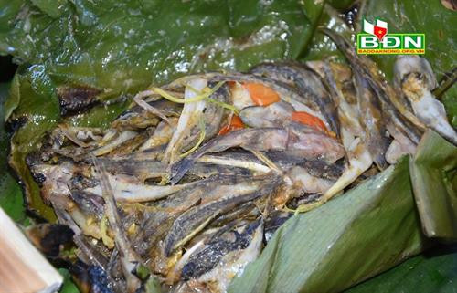 Cá suối bọc lá chuối nướng giữ nguyên được vị tươi ngọt của cá suối Cá suối bọc lá chuối nướng giữ nguyên được vị tươi ngọt của cá suối