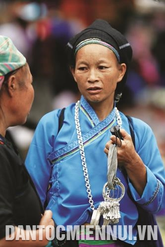 Đến chợ phiên Vinh Quang (họp vào Chủ nhật hằng tuần) ở thị trấn Vinh Quang, huyện Hoàng Su Phì, không khó bắt gặp những người phụ nữ Nùng đeo đầy trang sức bằng bạc xuống chợ.