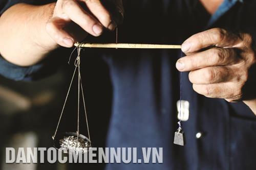 Trước khi chế tác, người thợ thủ công thường cân bạc trên một chiếc cân ly tự chế để định lượng. Người Nùng dùng đèn khò làm nung chảy bạc trước khi tạo hình.