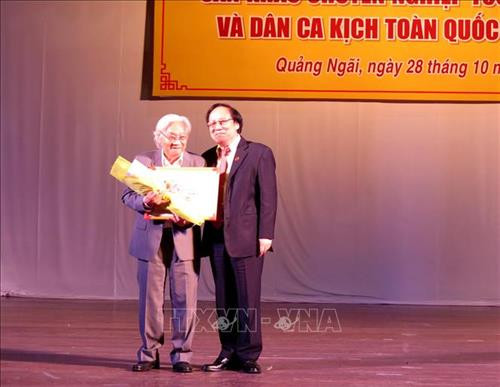 Trao tặng Giải đặc biệt và Bằng chứng nhận cho tác giả Nguyễn Thế Kỷ, Trung tâm Bảo tồn Nghệ thuật dân ca bài chòi hát hố Quảng Ngãi với vở “Núi rừng năm ấy”. Ảnh: Phước Ngọc - TTXVN Trao tặng Giải đặc biệt và Bằng chứng nhận cho tác giả Nguyễn Thế Kỷ, Trung tâm Bảo tồn Nghệ thuật dân ca bài chòi hát hố Quảng Ngãi với vở “Núi rừng năm ấy”. Ảnh: Phước Ngọc - TTXVN