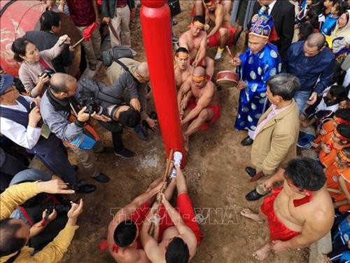 “Kéo co ngồi” không chỉ thể hiện sức khỏe của mỗi người chơi mà còn là tinh thần đoàn kết giữa người chơi, người chạy cờ, người cổ động… Ảnh: Thanh Tùng-TTXVN Mỗi hiệp đấu kết thúc, phần thắng thuộc về bên nào không quan trọng, quan trọng là chúng ta đã góp phần bảo tồn và phát huy một di sản văn hóa phi vật thể đại diện nhân loại. Ảnh: Thanh Tùng-TTXVN Các trai kéo dồn hết sức lực để kéo. Ảnh: Thanh Tùng-TTXVN Nghi lễ “kéo co ngồi” đã được UNESCO vinh danh là di sản văn hóa phi vật thể đại diện nhân loại . Ảnh: Thanh Tùng - TTXVN “Kéo co ngồi” không chỉ thể hiện sức khỏe của mỗi người chơi mà còn là tinh thần đoàn kết giữa người chơi, người chạy cờ, người cổ động… Ảnh: Thanh Tùng-TTXVN Mỗi hiệp đấu kết thúc, phần thắng thuộc về bên nào không quan trọng, quan trọng là chúng ta đã góp phần bảo tồn và phát huy một di sản văn hóa phi vật thể đại diện nhân loại. Ảnh: Thanh Tùng-TTXVN Các trai kéo dồn hết sức lực để kéo. Ảnh: Thanh Tùng-TTXVN Nghi lễ “kéo co ngồi” đã được UNESCO vinh danh là di sản văn hóa phi vật thể đại diện nhân loại . Ảnh: Thanh Tùng - TTXVN