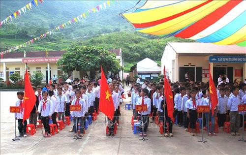 Học sinh liên trường mầm non, tiểu học và trung học cơ sở xã Nghĩa Thuận, huyện Quản Bạ, Hà Giang trong ngày khai giảng năm học mới. Ảnh: Minh Tâm-TTXVN