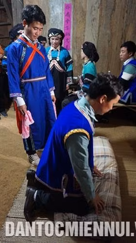 Chú rể được dạy một số nghi thức và cách để làm một người chồng tốt. Ảnh: Hoàng Tâm