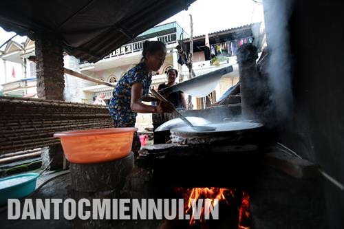 Gia đình chị Lăng Thị Hoan, HTX Hợp Lực, phố Đầu Cầu, thị trấn Phủ Thông làm bánh phở khô truyền thống