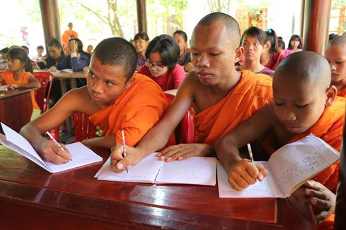 Các học viên nam chăm chú trong giờ tập viết chữ Khmer