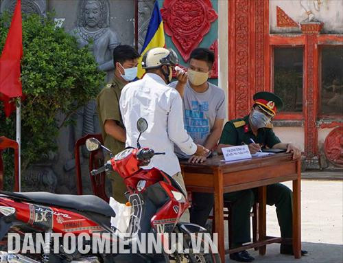 Do các chùa hạn chế hoặc không tổ chức các nghi thức đón Tết tại chùa nên hằng ngày chỉ có một vài phật tử mang thực phẩm đến cúng dường, được Tổ kiểm soát thân nhiệt trước cổng chùa đo nhiệt độ, ghi lại thông tin trước khi vào bên trong