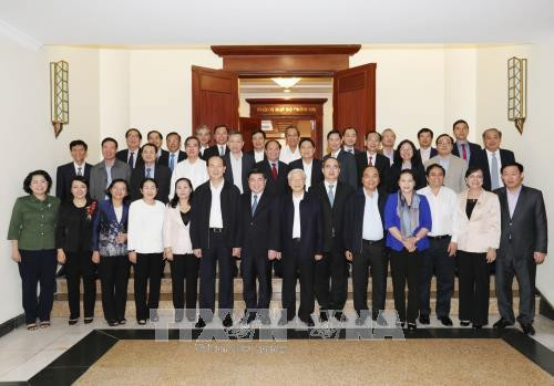 Các đồng chí Bộ Chính trị với Ban Thường vụ Thành ủy Thành phố Hồ Chí Minh. Ảnh: Trí Dũng –TTXVN Các đồng chí Bộ Chính trị với Ban Thường vụ Thành ủy Thành phố Hồ Chí Minh. Ảnh: Trí Dũng –TTXVN