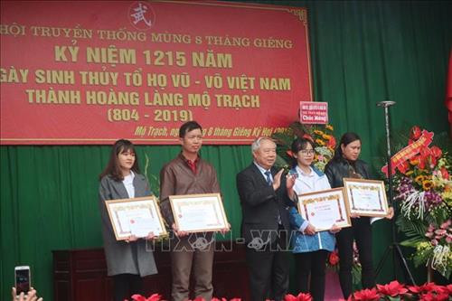 Trao bằng Vũ tộc tinh hoa cho các cá nhân đã có nhiều đóng góp đối với dòng họ Vũ - Võ. Ảnh: Hiền Anh- TTXVN Trao bằng Vũ tộc tinh hoa cho các cá nhân đã có nhiều đóng góp đối với dòng họ Vũ - Võ. Ảnh: Hiền Anh- TTXVN