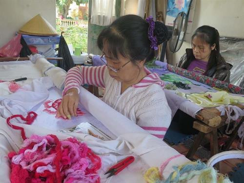 Cơ sở thêu Hoan Tứ – Một trong các cơ sở thêu ở Xuân Nẻo vẫn giữ được nghề truyền thống, tạo việc làm thường xuyên cho khoảng 10 lao động tuổi ngoài 50. Ảnh: Mạnh Minh- TTXVN Cơ sở thêu Hoan Tứ – Một trong các cơ sở thêu ở Xuân Nẻo vẫn giữ được nghề truyền thống, tạo việc làm thường xuyên cho khoảng 10 lao động tuổi ngoài 50. Ảnh: Mạnh Minh- TTXVN