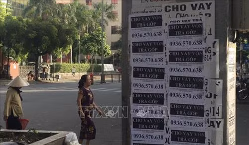 Tờ rơi quảng cáo cho vay tiền được dán khắp nơi tại các điểm công cộng tại Thành phố Hồ Chí Minh. Ảnh: Anh Tuấn - TTXVN
