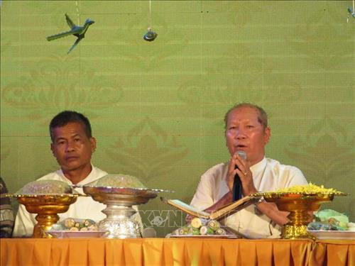 Các chức sắc trong cộng đồng dân tộc Khmer thực hiện nghi lễ cúng trăng. Ảnh: Ánh Tuyết - TTXVN Các sư trụ trì người khmer dự bế mạc Ngày hội. Ảnh: Ánh Tuyết - TTXVN Trình diễn nhạc cụ truyền thống dân tộc Khmer. Ảnh: Ánh Tuyết - TTXVN