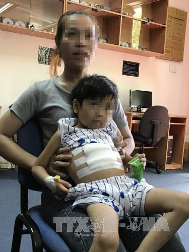 Bệnh nhi P.P.T có sở thích thèm ăn tóc. Ảnh: Phương Vy - TTXVN Bệnh nhi P.P.T có sở thích thèm ăn tóc. Ảnh: Phương Vy - TTXVN