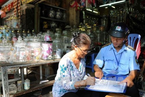 Lập biên bản xử lý vi phạm một hộ kinh doanh lấn chiếm vỉa hè trên đường Võ Thị Sáu, quận 3. Ảnh: An Hiếu - TTXVN Lập biên bản xử lý vi phạm một hộ kinh doanh lấn chiếm vỉa hè trên đường Võ Thị Sáu, quận 3. Ảnh: An Hiếu - TTXVN