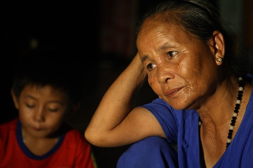 Nét suy tư của người phụ nữ khi gánh nặng cơm áo đè lên vai. Nét suy tư của người phụ nữ khi gánh nặng cơm áo đè lên vai.