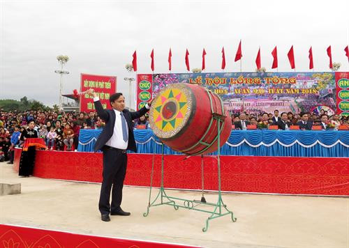 Lãnh đạo huyện Chiêm Hóa, tỉnh Tuyên Quang đánh trống khai hội. Ảnh: Quang Đán - TTXVN Lãnh đạo huyện Chiêm Hóa, tỉnh Tuyên Quang đánh trống khai hội. Ảnh: Quang Đán - TTXVN