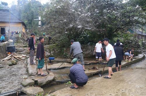 Từ ngày mùng 8 tháng Giêng, người Hà Nhì đen ở thôn Lao Chải 1 đã mổ gà, mổ chó làm lễ căng dây cấm bản trong 5 ngày để thực hiện lễ Gà Ma Do. Rạng sáng mùng 9 tháng Giêng, các gia đình làm cơm cúng tổ tiên ở bàn thờ gia tiên. Một người cao tuổi trong thôn được lựa chọn mang lửa đến đầu nguồn nước của bản để nổi lửa đun nước. Mỗi gia đình cử một nam thanh niên mang một thanh củi đến góp và tham gia lễ cúng đầu nguồn nước. Mọi người cùng thu gom rác, dọn vệ sinh, làm sạch khu vực có nguồn nước của bản. Thầy cúng mổ một đôi gà trống mái làm lễ hiến tế Thần Nước. Các lễ vật gồm thịt gà, thịt lợn, chè gừng, rau, rượu… được đặt lên bàn thờ đá. Hai thầy cúng làm lễ cúng thể hiện sự thành kính, tri ân Thần Nước, cầu mong vị thần ban cho thôn những điều tốt đẹp. Sau lễ cúng Thần Nước, thầy cúng là người đầu tiên được phép lấy nước để mang đi làm lễ cúng Thần Rừng tại rừng cấm của thôn. Đại diện các gia đình khấn vái trước bàn thờ đá với tâm nguyện bảo vệ nguồn nước của thôn. Từ ngày mùng 8 tháng Giêng, người Hà Nhì đen ở thôn Lao Chải 1 đã mổ gà, mổ chó làm lễ căng dây cấm bản trong 5 ngày để thực hiện lễ Gà Ma Do. Rạng sáng mùng 9 tháng Giêng, các gia đình làm cơm cúng tổ tiên ở bàn thờ gia tiên. Một người cao tuổi trong thôn được lựa chọn mang lửa đến đầu nguồn nước của bản để nổi lửa đun nước. Mỗi gia đình cử một nam thanh niên mang một thanh củi đến góp và tham gia lễ cúng đầu nguồn nước. Mọi người cùng thu gom rác, dọn vệ sinh, làm sạch khu vực có nguồn nước của bản. Thầy cúng mổ một đôi gà trống mái làm lễ hiến tế Thần Nước. Các lễ vật gồm thịt gà, thịt lợn, chè gừng, rau, rượu… được đặt lên bàn thờ đá. Hai thầy cúng làm lễ cúng thể hiện sự thành kính, tri ân Thần Nước, cầu mong vị thần ban cho thôn những điều tốt đẹp. Sau lễ cúng Thần Nước, thầy cúng là người đầu tiên được phép lấy nước để mang đi làm lễ cúng Thần Rừng tại rừng cấm của thôn. Đại diện các gia đình khấn vái trước bàn thờ đá với tâm nguyện bảo vệ nguồn nước của thôn.