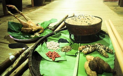 Chủ lễ thực hiện nghi thức cúng tại ché rượu cần. Mâm cúng trong Lễ cúng giống lúa. Nghi thức cúng tại mâm lễ.