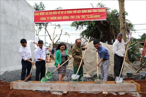 Lãnh đạo và người dân huyện Đắk R’lấp động thổ xây dựng nhà. Ảnh: Ngọc Minh - TTXVN Lãnh đạo và người dân huyện Đắk R’lấp động thổ xây dựng nhà. Ảnh: Ngọc Minh - TTXVN