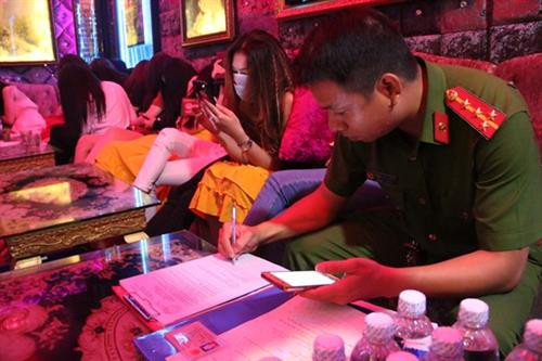 Lực lượng chức năng xử lý vi phạm tại nhà hàng Ruby nằm trên đường Tôn Thất Tùng (phường Phạm Ngũ Lão, Quận 1, Thành phố Hồ Chí Minh). Ảnh: sggp.org.vn