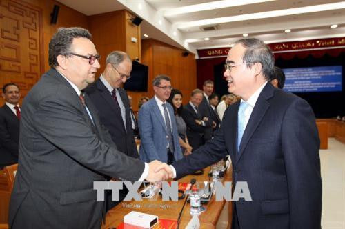 Bí thư Thành uỷ Thành phố Hồ Chí Minh Nguyễn Thiện Nhân với các Đại sứ EU tại Việt Nam. Ảnh: Thanh Vũ - TTXVN