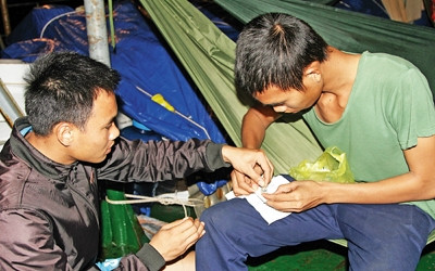 Câu cá đêm trên biển Trường Sa ảnh 4