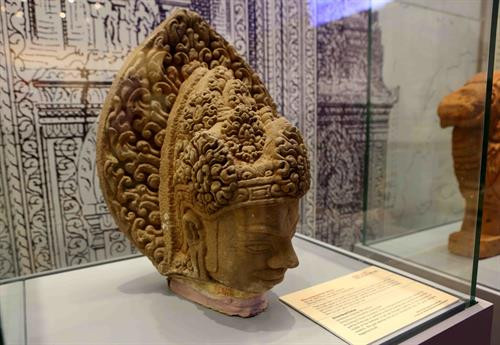 Các báu vật khảo cổ được trưng bày tại triển lãm. Ảnh: Thành Đạt – TTXVN