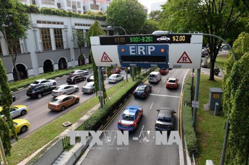 Các phương tiện di chuyển trên đường phố Singapore. Ảnh: AFP/ TTXVN Các phương tiện di chuyển trên đường phố Singapore. Ảnh: AFP/ TTXVN