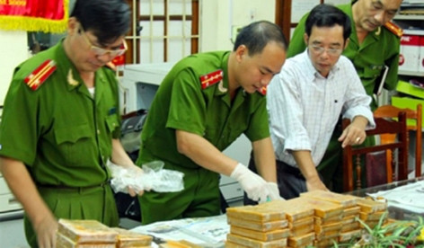 Lực lượng chức năng kiểm tra ma túy thu giữ từ tội phạm Lực lượng chức năng kiểm tra ma túy thu giữ từ tội phạm