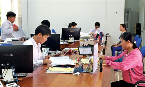 Tinh giản biên chế, tinh gọn bộ máy góp phần nâng cao hiệu lực, hiệu quả hoạt động của hệ thống chính trị. Nguồn: Báo Long An online Tinh giản biên chế, tinh gọn bộ máy góp phần nâng cao hiệu lực, hiệu quả hoạt động của hệ thống chính trị. Nguồn: Báo Long An online