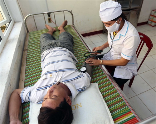 Chăm sóc sức khẻo cho nhân dân tại Trung tâm Y tế quân dân huyện Lý Sơn.