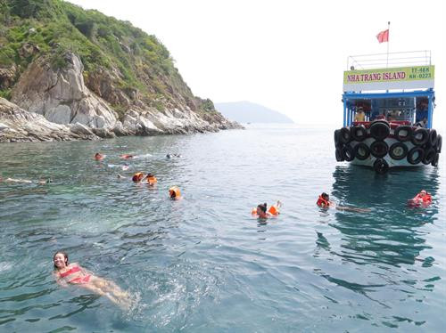Tàu du lịch đưa du khách ra tắm biển giữa vịnh Nha Trang. Ảnh: Tiên Minh – TTXVN Tàu du lịch đưa du khách ra tắm biển giữa vịnh Nha Trang. Ảnh: Tiên Minh – TTXVN