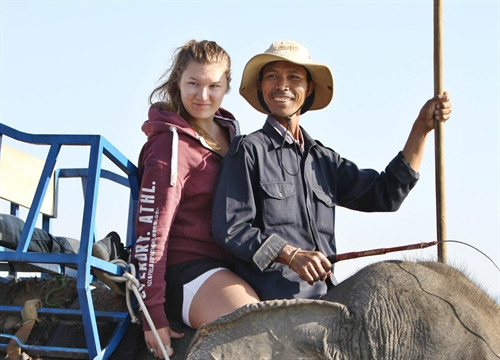 Cô gái xinh đẹp thích thú với trải nghiệm cưỡi voi ở bản Đôn