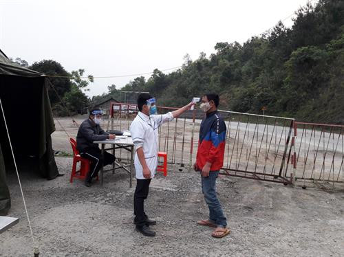 Nhân viên y tế huyện Ngân Sơn (Bắc Kạn) kiểm tra thân nhiệt người dân đi qua chốt kiểm dịch khu vực đèo Cao Bắc. Ảnh: baobackan.org.vn Nhân viên y tế huyện Ngân Sơn (Bắc Kạn) kiểm tra thân nhiệt người dân đi qua chốt kiểm dịch khu vực đèo Cao Bắc. Ảnh: baobackan.org.vn